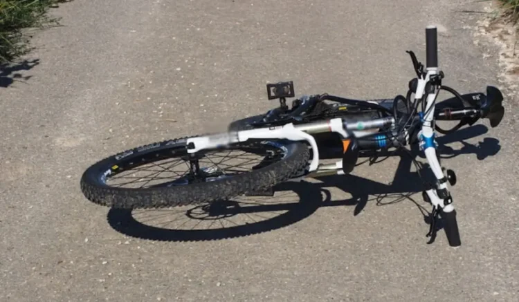Bicicletta caduta sull’asfalto dopo un incidente