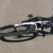 Bicicletta caduta sull’asfalto dopo un incidente