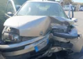 Fiat Punto grigia con il muso anteriore sinistro distrutto, ferma sul luogo dello scontro a Vittoria.