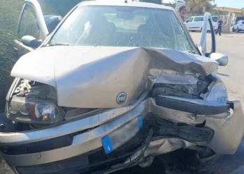 Fiat Punto grigia con il muso anteriore sinistro distrutto, ferma sul luogo dello scontro a Vittoria.