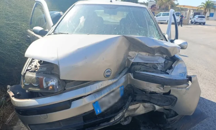 Fiat Punto grigia con il muso anteriore sinistro distrutto, ferma sul luogo dello scontro a Vittoria.