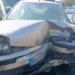 Fiat Punto grigia con il muso anteriore sinistro distrutto, ferma sul luogo dello scontro a Vittoria.