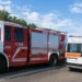 Autopompa dei vigili del fuoco e ambulanza del 118 fermi sul bordo di una strada durante un intervento di soccorso