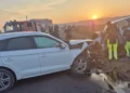 Scontro frontale sulla SP 15 di Vittoria al tramonto: vigili del fuoco e operatori del 118 al lavoro sui veicoli coinvolti.