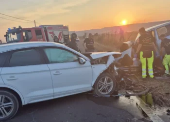 Scontro frontale sulla SP 15 di Vittoria al tramonto: vigili del fuoco e operatori del 118 al lavoro sui veicoli coinvolti.