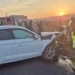 Scontro frontale sulla SP 15 di Vittoria al tramonto: vigili del fuoco e operatori del 118 al lavoro sui veicoli coinvolti.