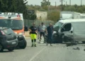Furgone bianco incidentato con ambulanza e soccorritori sulla provinciale, accanto a un'auto nera a bordo strada