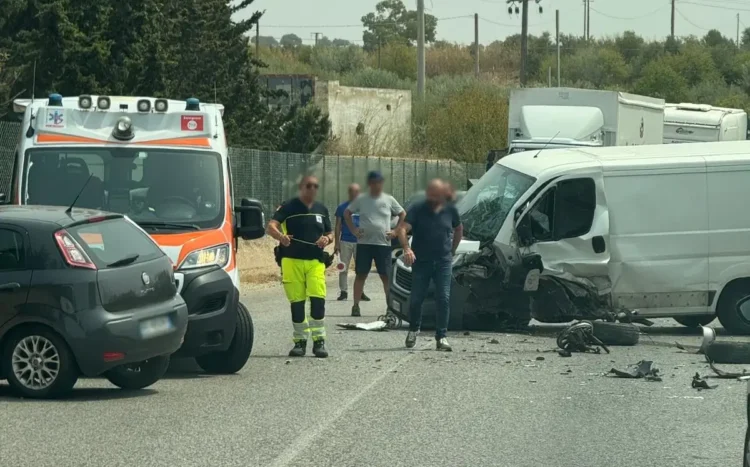 Furgone bianco incidentato con ambulanza e soccorritori sulla provinciale, accanto a un'auto nera a bordo strada