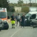 Furgone bianco incidentato con ambulanza e soccorritori sulla provinciale, accanto a un'auto nera a bordo strada