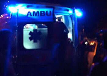 Ambulanza del 118 con lampeggianti blu accesi nella notte, portiere posteriori aperte e un soccorritore accanto al mezzo.