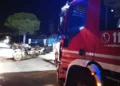Due auto schiacciate dopo uno scontro frontale, con un mezzo dei Vigili del Fuoco sul posto di notte.