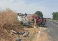 Auto ribaltata tra la vegetazione a bordo strada, vigili del fuoco accanto al mezzo dei pompieri