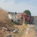 Auto ribaltata tra la vegetazione a bordo strada, vigili del fuoco accanto al mezzo dei pompieri