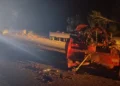 Veicolo gravemente danneggiato dopo un incidente notturno, fermo accanto al guardrail con detriti sulla carreggiata