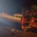 Veicolo gravemente danneggiato dopo un incidente notturno, fermo accanto al guardrail con detriti sulla carreggiata