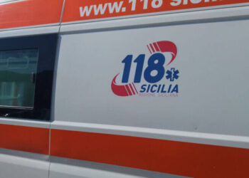 Fiancata di un'ambulanza del 118 Sicilia – Regione Siciliana con logo in blu e rosso