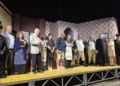 Il cast degli Amici del Teatro di Chiaramonte in fila sul palco all'aperto del Parco Archeologico di Caucana al termine dello spettacolo