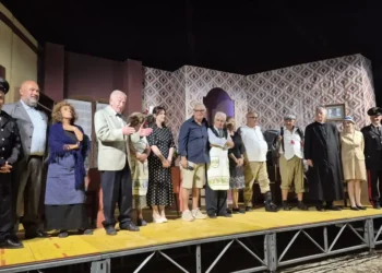 Il cast degli Amici del Teatro di Chiaramonte in fila sul palco all'aperto del Parco Archeologico di Caucana al termine dello spettacolo