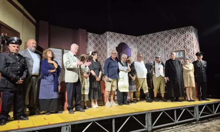 Il cast degli Amici del Teatro di Chiaramonte in fila sul palco all'aperto del Parco Archeologico di Caucana al termine dello spettacolo