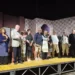 Il cast degli Amici del Teatro di Chiaramonte in fila sul palco all'aperto del Parco Archeologico di Caucana al termine dello spettacolo
