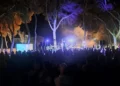 Folla numerosa di spalle assiste al concerto dei Queentessenza tra gli alberi del Parco di Caucana