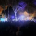 Folla numerosa di spalle assiste al concerto dei Queentessenza tra gli alberi del Parco di Caucana