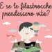 Illustrazione di un bambino che legge un libro da cui emergono montagne, alberi, un aereo e una mongolfiera, su sfondo rosa