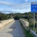 Cartello della SP18 Noto Giarratana su un ponte immerso nella campagna