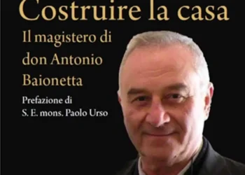 Copertina del libro "Costruire la casa. Il magistero di don Antonio Baionetta" con ritratto fotografico del sacerdote e prefazione di mons. Paolo Urso
