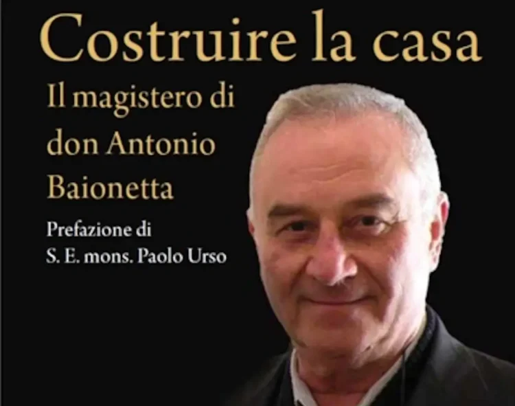 Copertina del libro "Costruire la casa. Il magistero di don Antonio Baionetta" con ritratto fotografico del sacerdote e prefazione di mons. Paolo Urso
