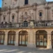 Il loggiato al piano terra della Cattedrale di San Giovanni Battista a Ragusa, con infissi in legno e vetro affacciati sulla piazza