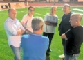 Sindaca e assessori di Modica a colloquio sul campo sintetico dello stadio Pietro Scollo durante il sopralluogo.