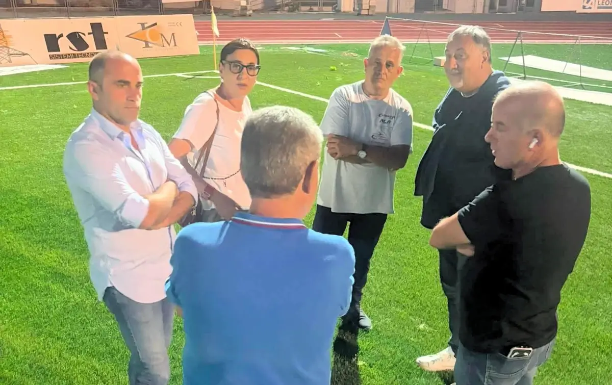 Sindaca e assessori di Modica a colloquio sul campo sintetico dello stadio Pietro Scollo durante il sopralluogo.