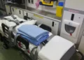 Barella all'interno di un'ambulanza attrezzata per il trasporto sanitario