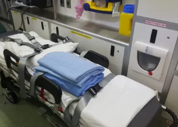 Barella all'interno di un'ambulanza attrezzata per il trasporto sanitario