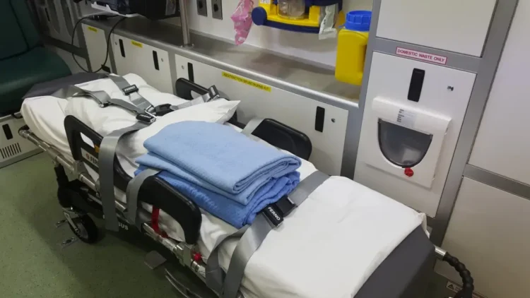Barella all'interno di un'ambulanza attrezzata per il trasporto sanitario