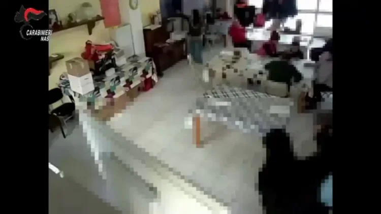 Fotogramma pixelato da ripresa di sorveglianza del NAS all'interno di un centro diurno per disabili sotto indagine