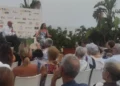 Matteo Bassetti e la giornalista Viviana Sammito sul palco del Pata Pata di Sampieri, davanti al pubblico