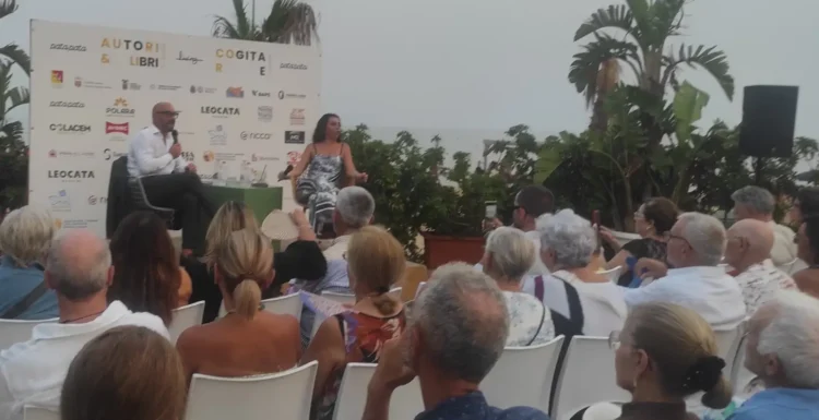 Matteo Bassetti e la giornalista Viviana Sammito sul palco del Pata Pata di Sampieri, davanti al pubblico