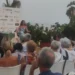 Matteo Bassetti e la giornalista Viviana Sammito sul palco del Pata Pata di Sampieri, davanti al pubblico