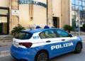 Auto della Polizia di Stato parcheggiata davanti all’ingresso della Questura di Ragusa.