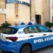Auto della Polizia di Stato parcheggiata davanti all’ingresso della Questura di Ragusa.