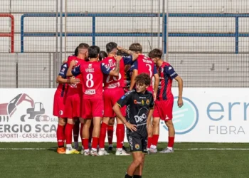 I giocatori del Modica Calcio festeggiano insieme dopo una rete durante la partita