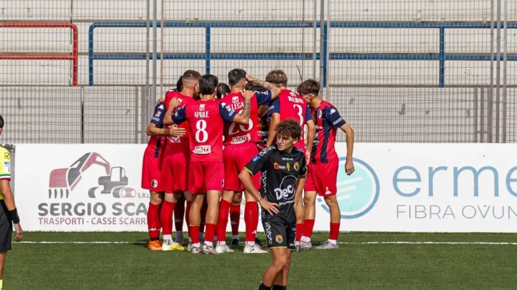 I giocatori del Modica Calcio festeggiano insieme dopo una rete durante la partita