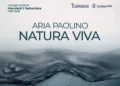 Locandina della mostra Natura Viva di Aria Paolino, inaugurazione 2 settembre ore 19, opera in tonalità blu e grigie