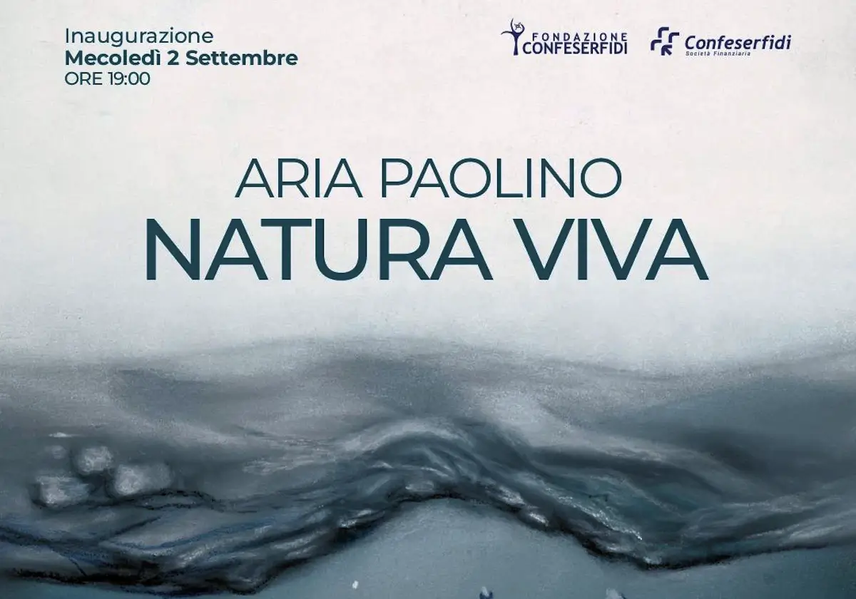 Locandina della mostra Natura Viva di Aria Paolino, inaugurazione 2 settembre ore 19, opera in tonalità blu e grigie