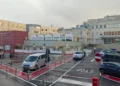 Parcheggio e ingresso dell'ospedale Guzzardi di Vittoria con ambulanza in sosta, ripreso in una giornata nuvolosa