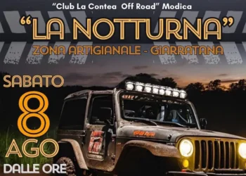 Jeep fuoristrada con fari accesi al tramonto, locandina della Notturna organizzata dal Club La Contea Off Road a Giarratana