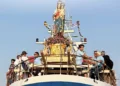 La statua di Maria Ss. di Portosalvo trasportata a bordo di un'imbarcazione durante la processione a mare a Marina di Ragusa