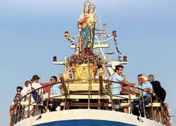 La statua di Maria Ss. di Portosalvo trasportata a bordo di un'imbarcazione durante la processione a mare a Marina di Ragusa
